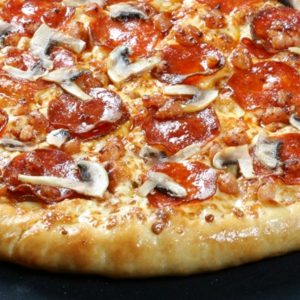 Пицца пепперони и грибы